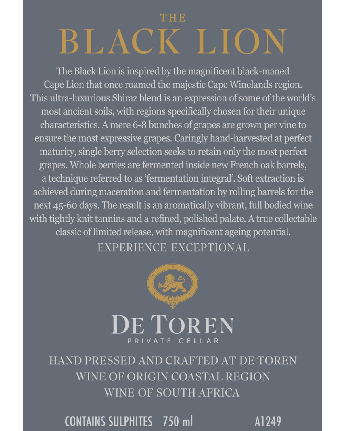 Eine Flasche des Weins The Black Lion, auf deren Etikett ein Löwe abgebildet ist, wird in einer eleganten, dunklen Holzkiste mit offenem Rahmen präsentiert.