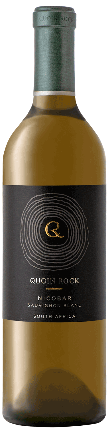 Eine Flasche Quoin Rock Nicobar Sauvignon Blanc aus Südafrika mit grünem Folienverschluss und dunklem Etikett mit goldener und weißer Schrift und kreisförmigem Muster.