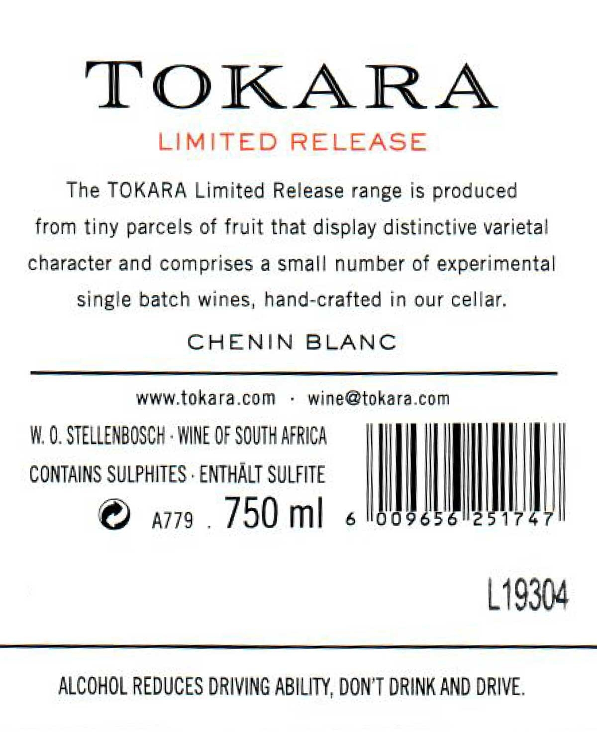 Eine Flasche Tokara Limited Release Stellenbosch Chenin Blanc mit einem goldenen Verschluss und einem weißen Etikett mit schwarzem und goldenem Text.