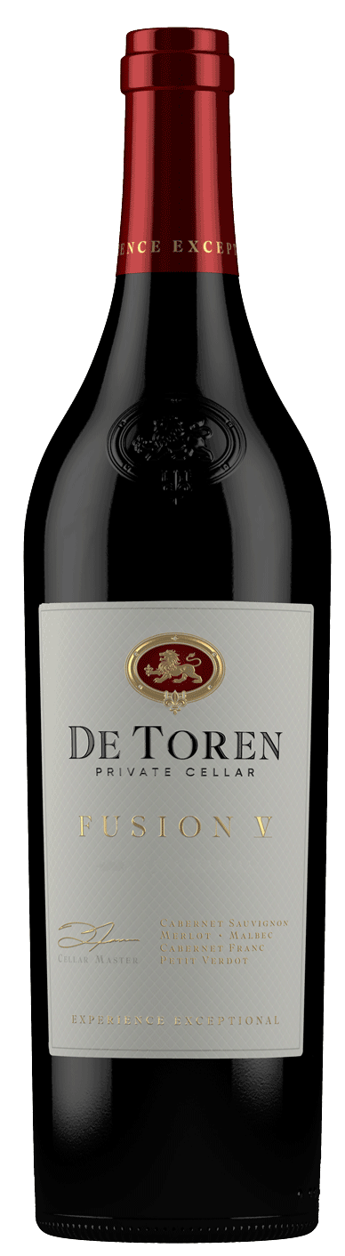 Eine Flasche De Toren Private Cellar Fusion V Rotwein mit einem dunklen Glaskörper, roter Folie am Hals und einem eleganten cremefarbenen Etikett mit goldener und schwarzer Schrift.